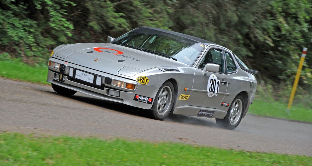 Deltagerne komkurrerer både klassevis mod jævnbyrdige konkurrenter og et generalklassement. Her har Porsche 944'eren (1986) fra Rasmus Bøgsted en fornuftig chance generelt
(Foto: Morten Alstrup)